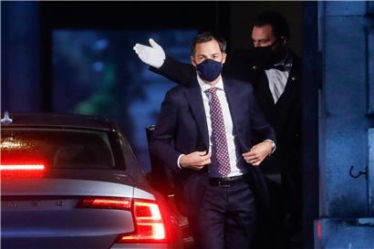 Alexander De Croo (l), Minister für Finanzen und Entwicklungshilfe, kommt zu einem Treffen mit dem König von Belgien am Königspalast an.
