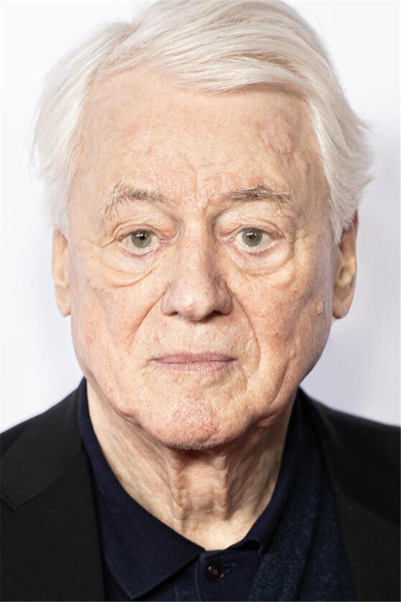 Porträt von Alexander Kluge, deutschem Regisseur, Autor und Intellektuellen, vor neutralem Hintergrund