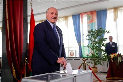 Alexander Lukaschenko, Präsident von Belarus, gibt seinen Stimmzettel während der Präsidentschaftswahlen in einem Wahllokal ab. Die Belorussen stimmen darüber ab, ob sie ihrem autoritären Präsidenten eine sechste Amtszeit gewähren. 

