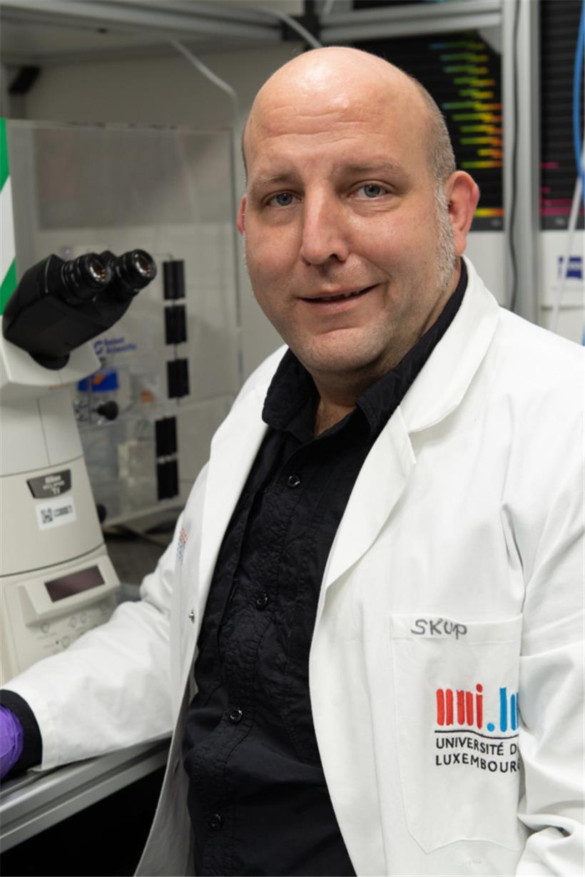 Alexander Skupin ist Biophysiker an der Universität Luxemburg und Mitglied der Covid-19-Taskforce von Research Luxembourg, die die Luxemburger Regierung während der Pandemie berät. In der Taskforce ist er vor allem für die Pandemie-Projektionen zuständig. 
