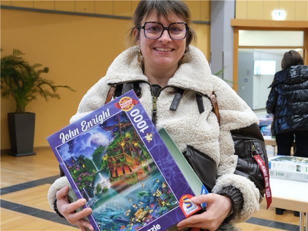 Alexandra Collin organisiert ihren Arbeitsplatz mit Sortierboxen und Puzzle-Rollmatte auf kleinem Raum effizient