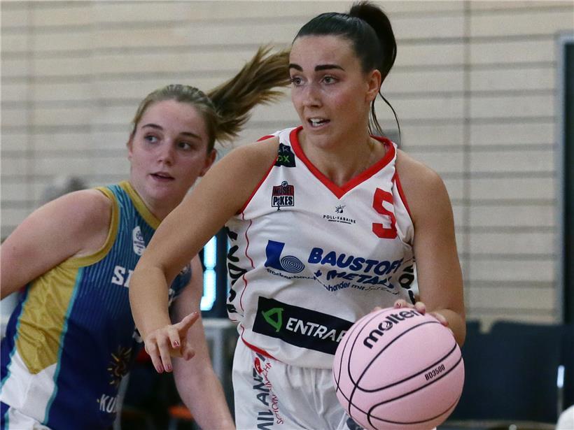 Alexandra Weber und die Musel Pikes beim Live-Konzert mit Gitarren und Schlagzeug auf der Bühne