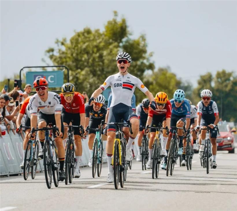 Alexandre Kess (Zweiter von links im roten Trikot) fuhr am Montag aufs Podest der Tour de l’Avenir
