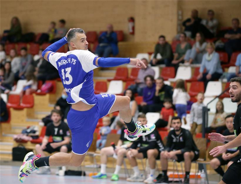 Alexandros Vasilakis ist mit 44 Jahren weiter als Spielertrainer in der AXA League aktiv 
