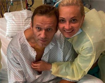 Alexej Nawalny mit seiner Frau Julia am Krankenbett in der Charité
