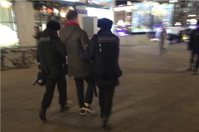 Alexej bei seiner ersten Festnahme am vergangenen Donnerstag in Moskau, als Russland seinen Angriff auf die Ukraine begann
