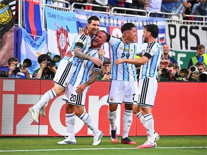 Alexis Mac Allister jubelt nach seinem Tor zum 1:0 neben Lionel Messi bei Argentinien-Fußballspiel