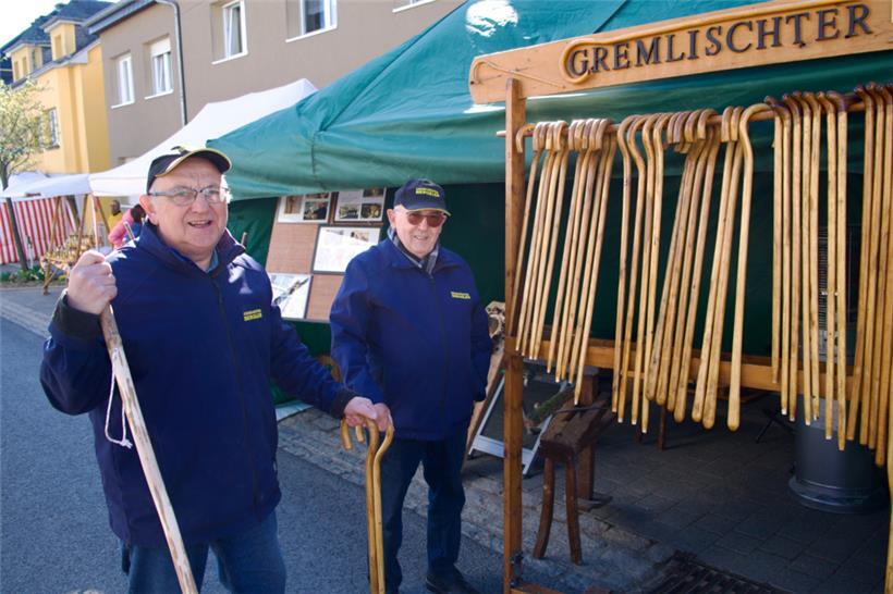 Alfred Boentges (l.) und Romain Berscheid (r.) zeigen auf dem „Fierkelsmaart“, wie ein „Gremlischter Bengel“ entsteht
