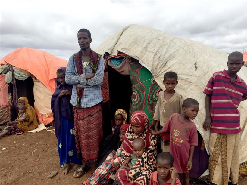 Ali Nur und seine Ehefrau Salado (M, unten), mit ihren Kindern vor der provisorischen Hütte der Familie in einem Flüchtlingslager in Baidoa. Die Familie musste wegen der anhaltenden Dürre, und weil es nichts mehr zu essen gab, ihr Heimatdorf verlassen und ist in mehrtägigem Fußmarsch hier gelandet, wo mittlerweile Tausende Zuflucht suchen.
