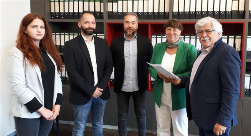 Ali Ruckert (rechts), Präsident der KPL, hat in den zwei Tagen vor Fristende die KPL-Kandidatenlisten für den Luxemburger Süden, den Osten und den Zentrumsbezirk an die Presse verschickt
