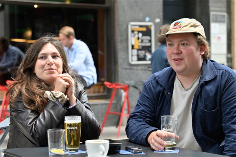 Alice Hoffmann und Tom Rees am Freitagnachmittag auf der Terrasse des „Café Interview“ in der Oberstadt

