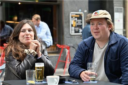 Alice Hoffmann und Tom Rees am Freitagnachmittag auf der Terrasse des „Café Interview“ in der Oberstadt
