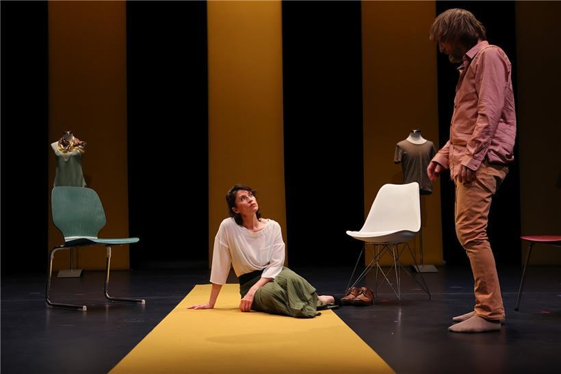 Alice (Véronique Fauconnet) et Paul (Olivier Foubert) discutent sur l’(im)possibilité de dire la vérité dans un couple
