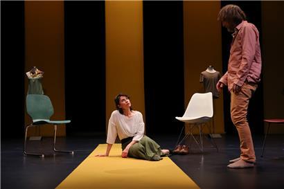 Alice (Véronique Fauconnet) et Paul (Olivier Foubert) discutent sur l’(im)possibilité de dire la vérité dans un couple
