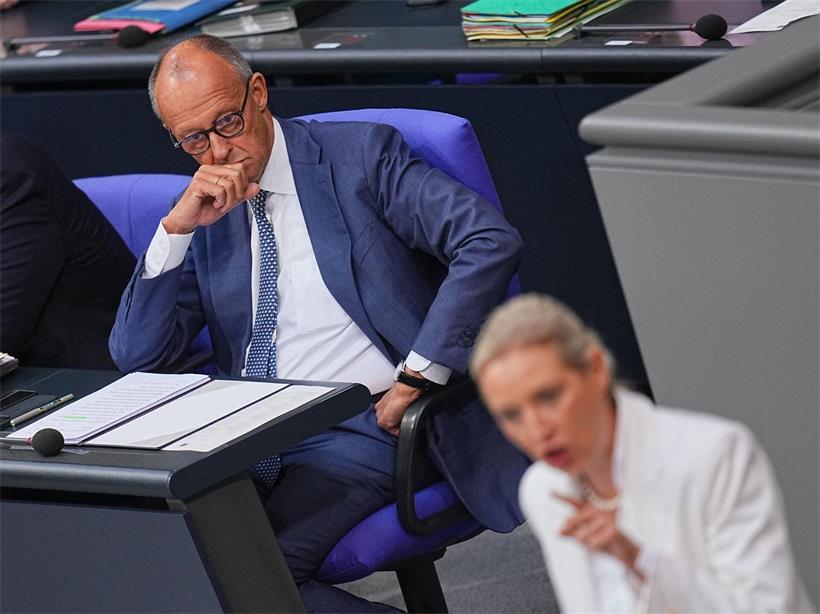 Alice Weidel, Bundesvorsitzende und Fraktionsvorsitzende der AfD, eröffnet neben Bundeskanzler Friedrich Merz (CDU) die Generaldebatte im Rahmen der Haushaltsberatungen im Bundestag