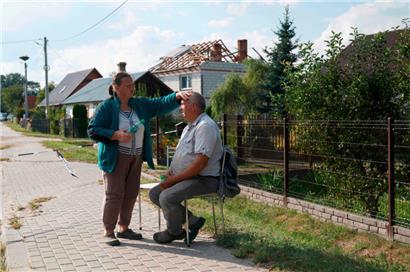 Alicja und Tomasz Wesolowski vor ihrem beschädigten Haus in Wyryki-Wola in Ostpolen
