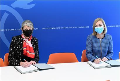 Aline Muller, CEO des Liser, und Gleichstellungsministerin Taina Bofferding haben mit der Unterzeichnung der Konvention ihre zukünftige Zusammenarbeit offiziell bestätigt
