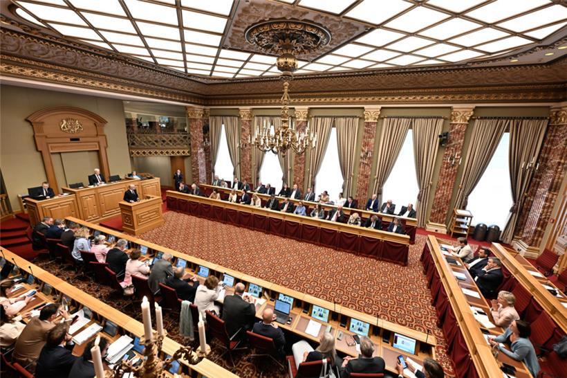 Alle Augen aufs Rednerpult, wo Luc Frieden die in seinen Augen wichtigsten Themenfelder der nahen Zukunft angestoßen hat
