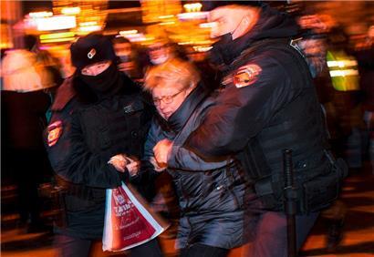 „Alle Fakten sind in der Rede von Wladimir Putin niedergelegt“: Polizisten nehmen eine Frau während einer Demonstration gegen den Einmarsch Russlands in die Ukraine fest
