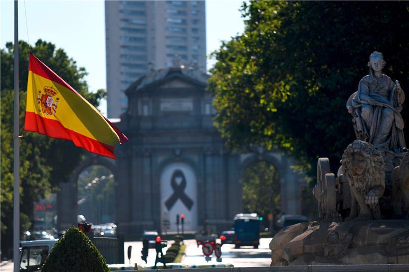 Alle Flaggen auf halbmast und eine schwarze Schleife: In Spanien hat eine zehntägige Staatstrauer begonnen 
