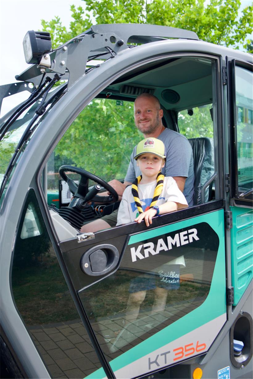 Alle Generationen packen eine Hand mit an