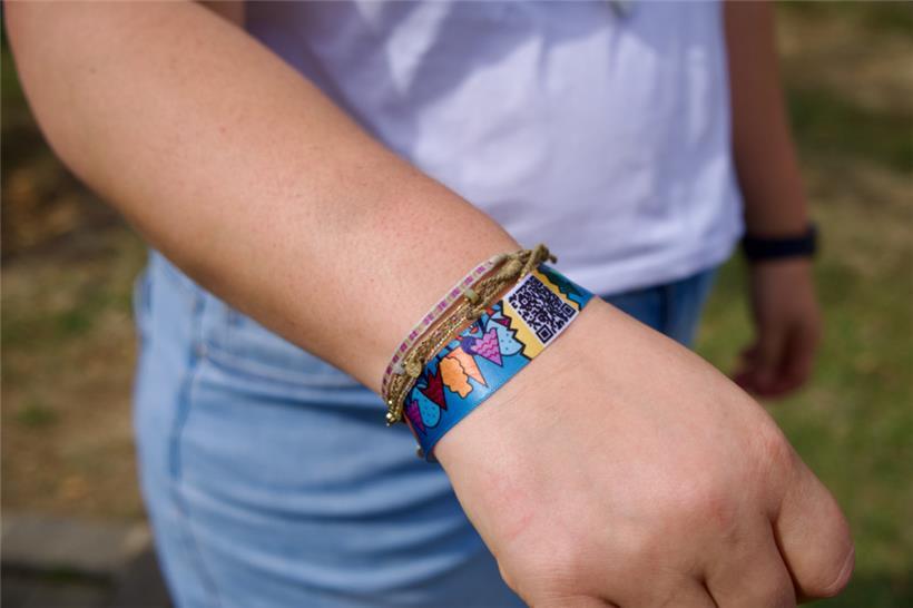 Alle Teilnehmer bekommen ein Armband mit praktischem QR-Code