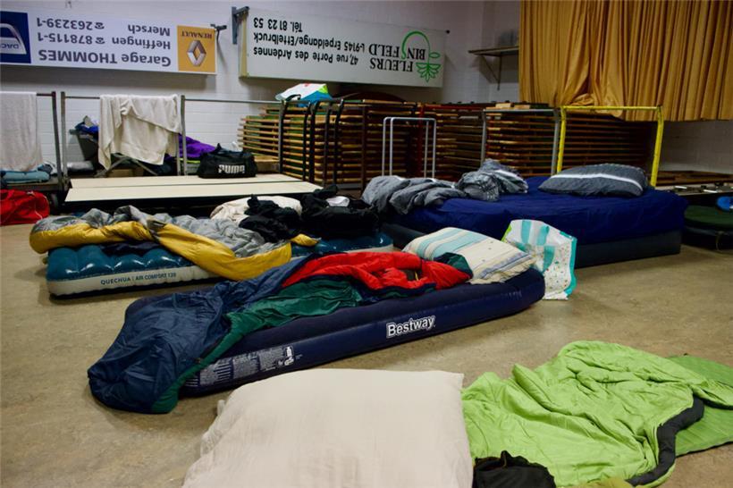 Alle Teilnehmer konnten ein Feldbett oder eine Luftmatratze mitbringen, um sich ...