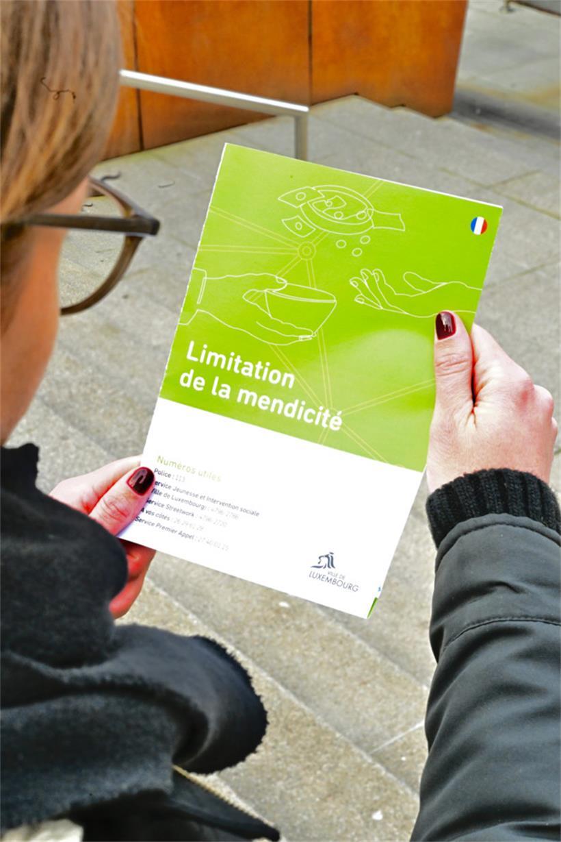 Alle Unklarheiten beseitigt? Ein Flyer soll in Luxemburg-Stadt über das Bettelverbot aufklären.
