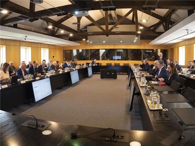 Regierungsvertreter, Gewerkschafter und Arbeitgeber beraten am Tisch auf Schloss Senningen über Künstliche Intelligenz (KI)