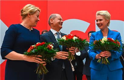 Alle drei haben am Wochenende gewonnen: Franziska Giffey (l.) wird neue Berliner Bürgermeisterin, Olaf Scholz führte die SPD zur stärksten Partei bei den Bundestagswahlen und Manuela Schwesig legte mit der Partei in Mecklenburg-Vorpommern bei den Landtagswahlen noch einmal kräftig zu und bleibt Ministerpräsidentin des Bundeslandes.
