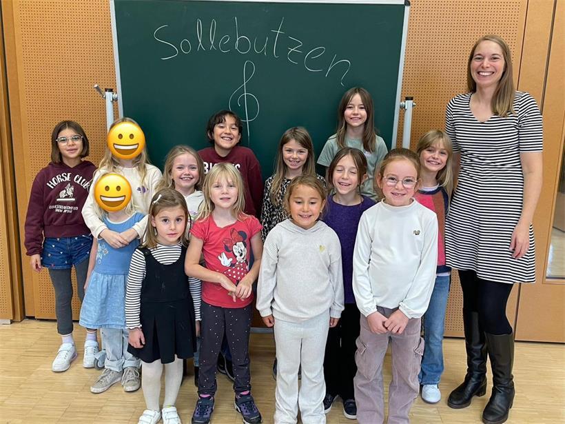 Menschen verschiedener Altersgruppen, die gemeinsam aktiv an einer Gruppenaktivität teilnehmen, Teamwork und Zusammenhalt zeigen