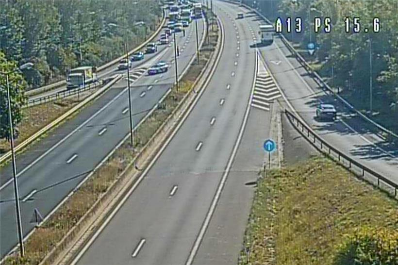 Alle müssen raus: Eine Überwachungskamera an der Autobahn zeigt, wie die Fahrzeuge von der A13 gewiesen werden (im Bild links oben).
