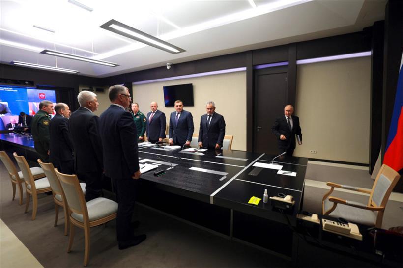 Alle stehen schön artig auf, wenn der Kremlherrscher den Raum betritt
