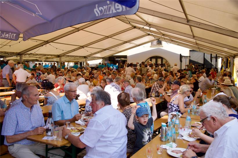 Alle unter einem Zelt