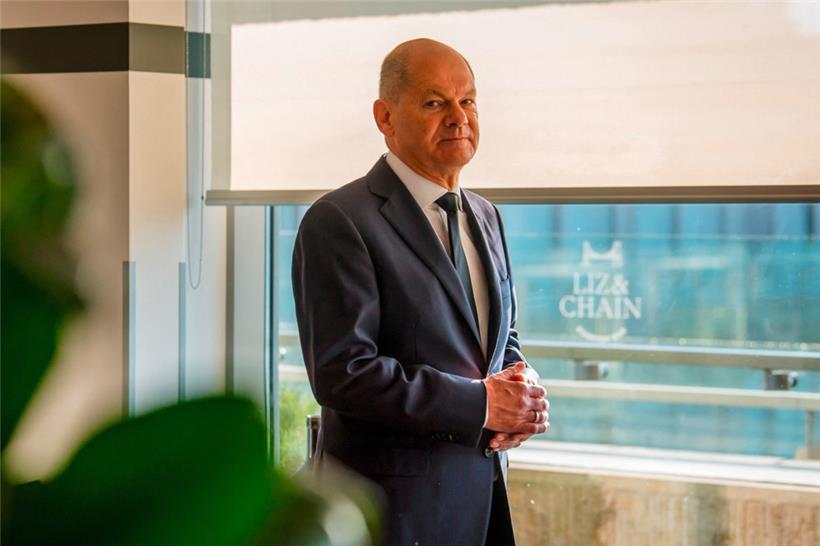 Alle warten auf seine Vertrauensfrage: Bundeskanzler Olaf Scholz, hier beim Treffen der Staatschefs in Budapest
