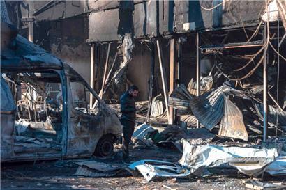 Allein der materielle Schaden, den die russischen Invasionstruppen in der Ukraine angerichtet haben, geht ins Unermessliche. Dieses Foto wurde nach einem russischen Drohnenangriff im weit von der eigentlichen Front entfernt gelegenen Odessa aufgenommen.
