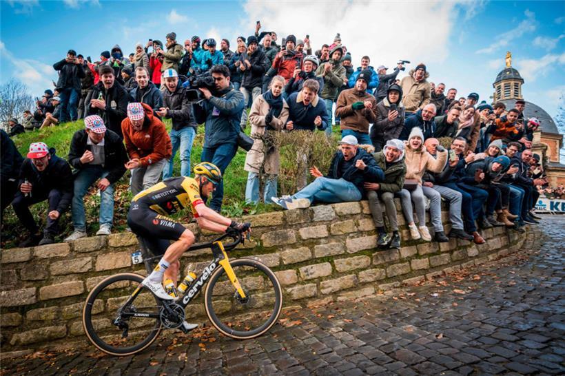 Alleine an der Mauer von Geraardsbergen: Dylan Van Baarle gewann am Samstag den Omloop Het Nieuwsblad
