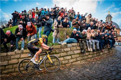 Alleine an der Mauer von Geraardsbergen: Dylan Van Baarle gewann am Samstag den Omloop Het Nieuwsblad
