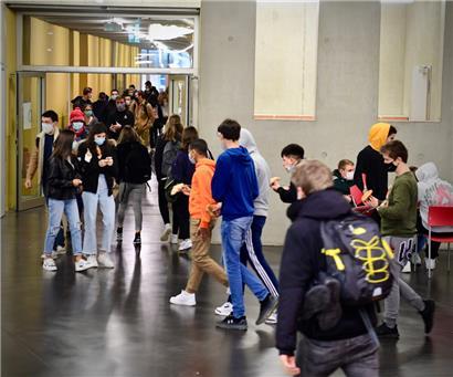 Alleine im schulischen Bereich sollen sieben Maßnahmen bis 2025 dafür sorgen, dass es jungen Menschen gut geht. Hinzu kommen dann noch 14 außerschulische Aktionen.
