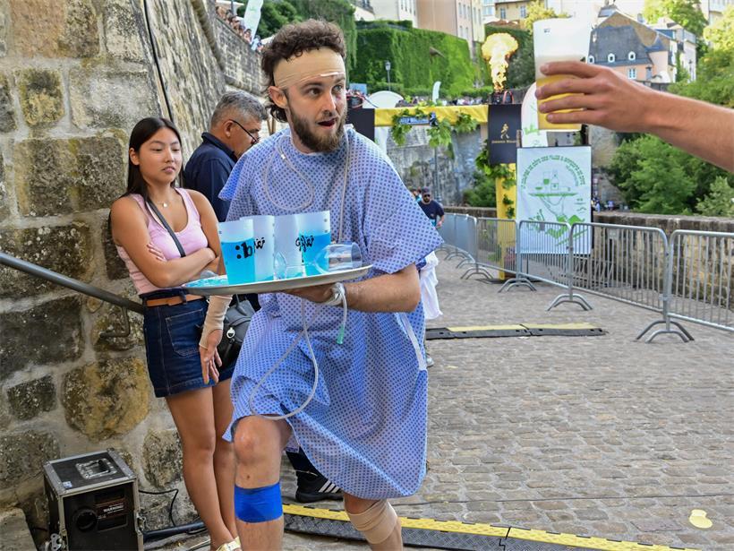 Allerlei verkleidete Kellner rauschten am Sonntag durch die Altstadt