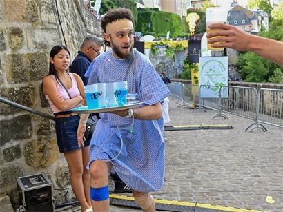 Allerlei verkleidete Kellner rauschten am Sonntag durch die Altstadt