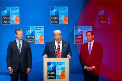 Alles andere als ein „Winning Team“: US-Präsident Donald Trump (M.) mit seinem Verteidigungsminister Pete Hegseth (l.) und Außenminister Marco Rubio beim NATO-Gipfel in Den Haag
