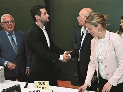 ALJP-Präsident Sidney Wiltgen gratuliert Premierminister Frieden zum Geburtstag, Ministerin Margue freut sich über Kuchen, Roger Infalt dabei