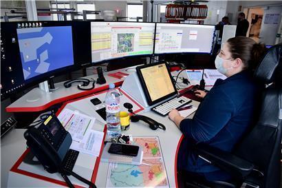 Alles im Blick: Claudia Thill arbeitet seit 2008 beim 112. Heute ist sie „Cheffe de salle“ und koordiniert die Einsätze. An ein Ereignis vor fast 13 Jahren erinnert sie sich bis heute.
