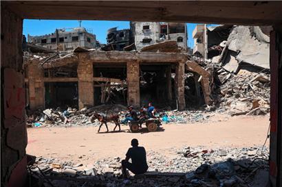 Alles kaputt und zurück auf dem Eselskarren: Das Foto aus Gaza zeigt sinnbildlich, wie es um die Sicherheit in der Welt steht
