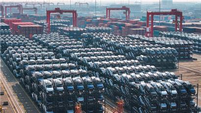 Alles muss raus: BYD-Elektroautos warten im Hafen von Suzhou auf die Verladung
