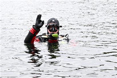 „Alles okay“: David Moos im Wasser
