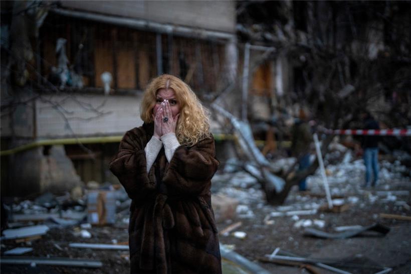 Alles verloren: Die Ukrainerin Natali Sewriukowa steht neben ihrem Haus nach einem russischen Raketenangriff
