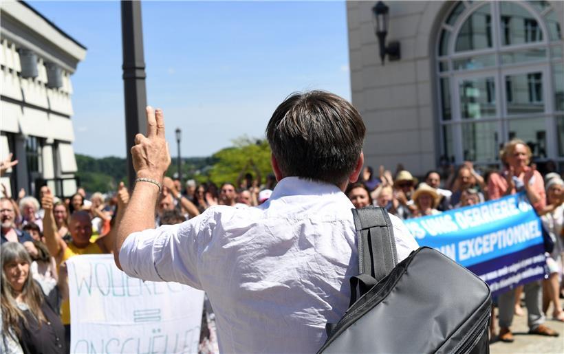 Allgemeinmediziner Benoît Ochs am Mittwoch bei seiner Ankunft vor dem Gerichtsgebäude. Seine Freunde sind da. An der Disziplinarkommission ist es nun zu entscheiden, ob der Arzt im Rahmen der Covid-Maßnahmen gegen Gesetze oder den Berufskodex verstoßen hat. Das Urteil wird am 14. Juli erwartet.
