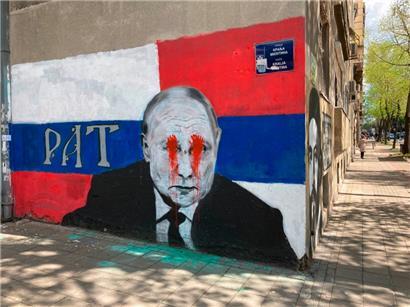 Alltag in Belgrad: Alle paar Tage wird das Putin-Mauergemälde übermalt – und ebenso schnell wieder ausgebessert
